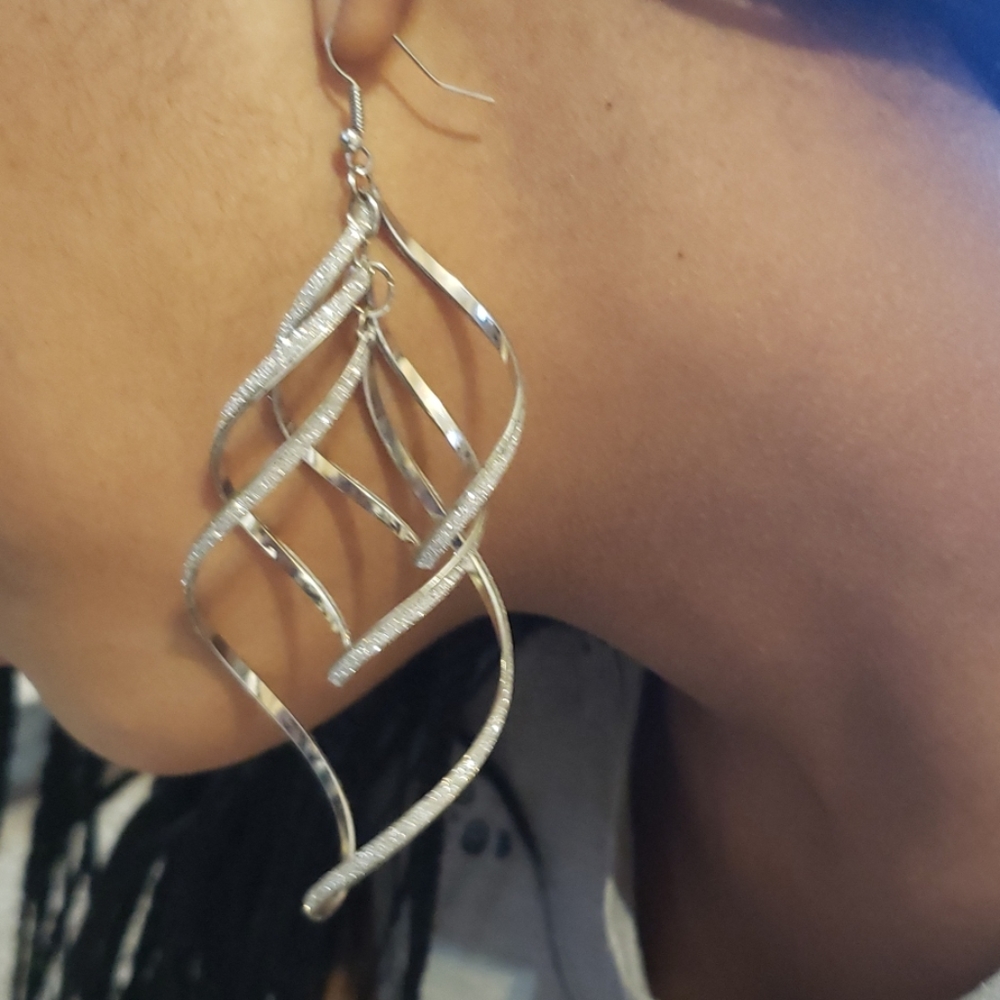 Sparkly earrings 🤩 - Picture 3 of 3